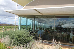 现代玻璃建筑户外景观