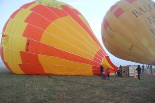 准备升空的多彩热气球