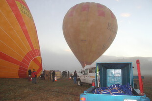 热气球场地的热闹场景