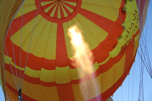 热气球内部火焰燃烧景象