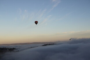 高空热气球穿越云海美景