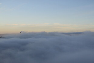 云海之上的壮丽天空景观