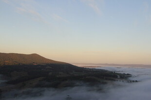 云海中的山峦美景