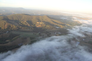 空中俯瞰云雾缭绕的山峦
