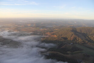 云海之上的壮丽大地景观