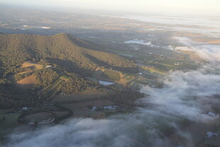 空中俯瞰云雾缭绕的山峦