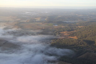 云海中的山峦风光