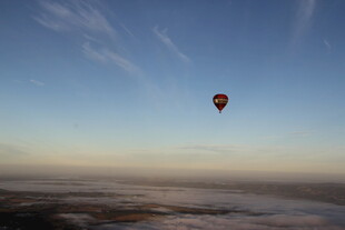 日出时空中的热气球