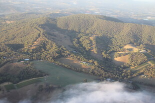 山峦云海间的壮丽风光