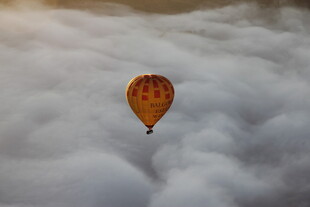 云海中漂浮的热气球