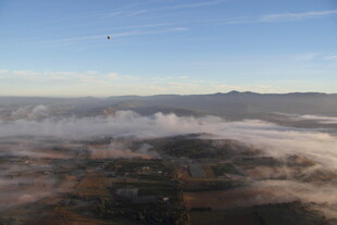 空中俯瞰云雾缭绕的大地