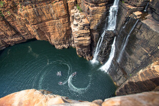 壮观峡谷中的瀑布与碧潭