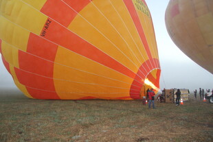 热气球准备升空场景