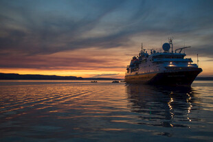 夕阳下的海上船只