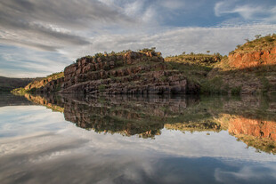 湖畔山林倒影的绝美风光