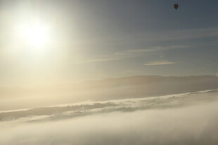 云海之上的灿烂阳光