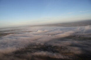 高空俯瞰云海壮丽景观