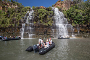 乘筏赏壮观瀑布美景