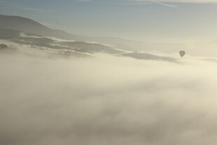 云海之上的孤独热气球