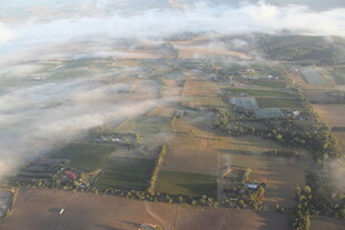 空中俯瞰云雾缭绕的田野