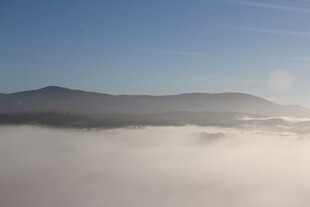 云海之上的壮丽山峦