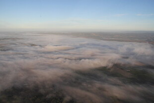 高空俯瞰云海壮丽景观