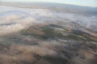 高空俯瞰云海覆盖的大地