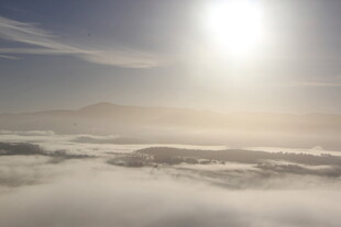 云海之上的耀眼阳光