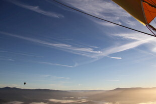 高空滑翔赏壮丽云海景观