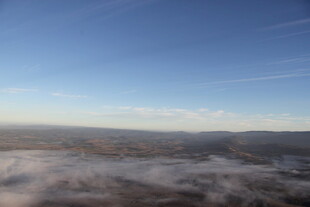 云海之上的壮阔天空景观