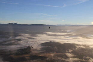 云海之上的壮丽天空景观