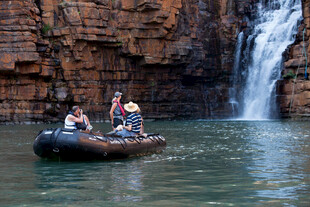瀑布下的皮筏艇探险之旅