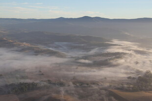 山间晨雾缭绕的壮美景色