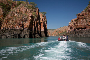 乘船穿行于壮丽峡谷间