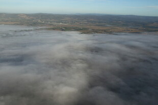 云海之上的壮阔景观