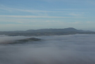 云海之上的山峦美景