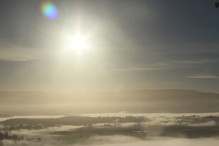 云海之上的耀眼阳光