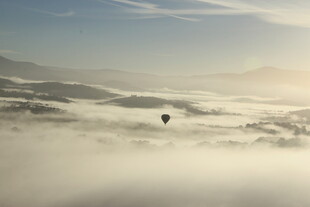 云海之上的孤独热气球