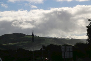 山间云景 远处尖顶建筑