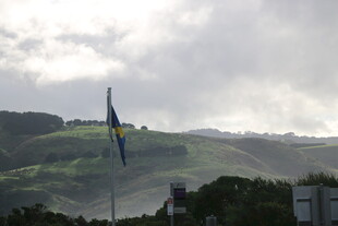 山间飘扬的旗帜