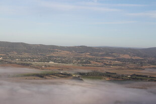 山间晨雾缭绕的壮美景色