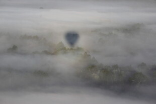 空中俯瞰朦胧大地景象