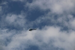 天空中飞行的一架飞机