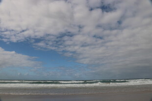 海边蓝天与翻滚的云朵