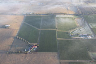 俯瞰大地农田与建筑景观