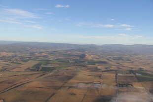 俯瞰广袤田野与连绵山脉