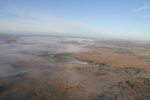 俯瞰云海下的广袤大地
