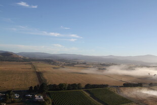 俯瞰田园晨雾美景