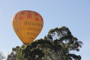 空中的黄色热气球