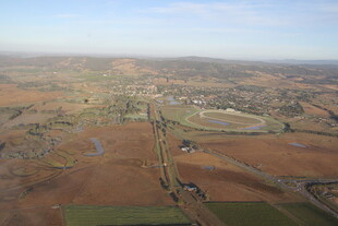 俯瞰广袤田野风光